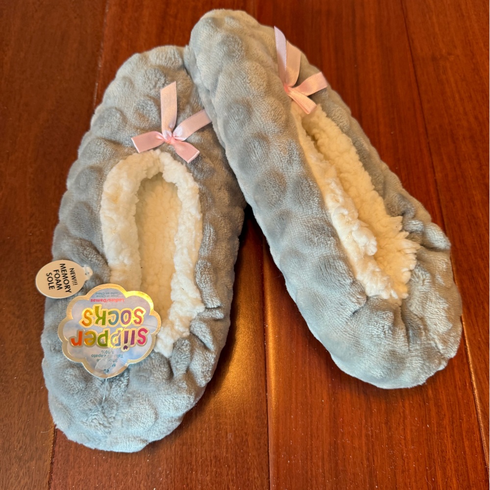 NWT Sock Slippers Size medium/large (for shoe sizes 8-10.5)